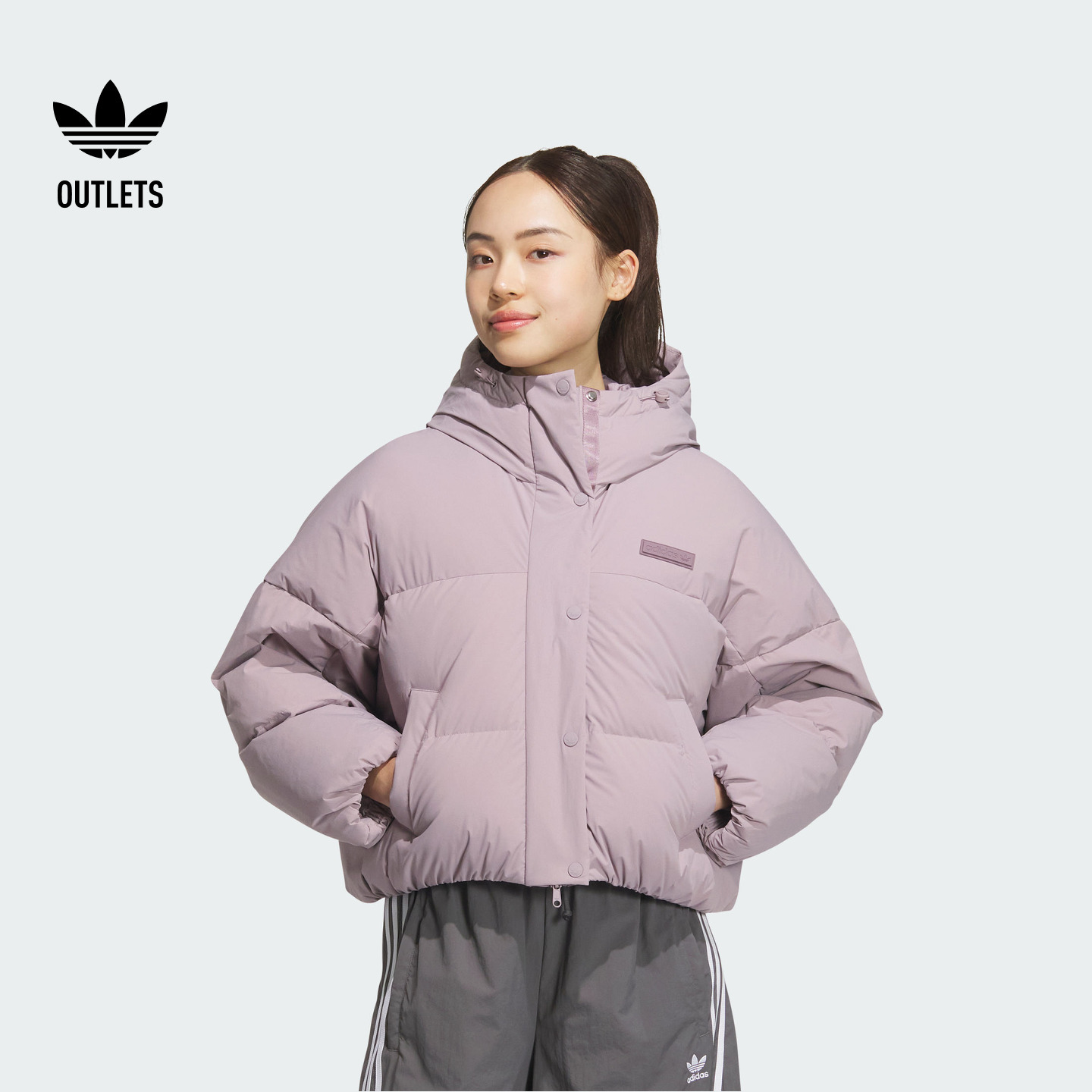 阿迪达斯三叶草女短款连帽羽绒服