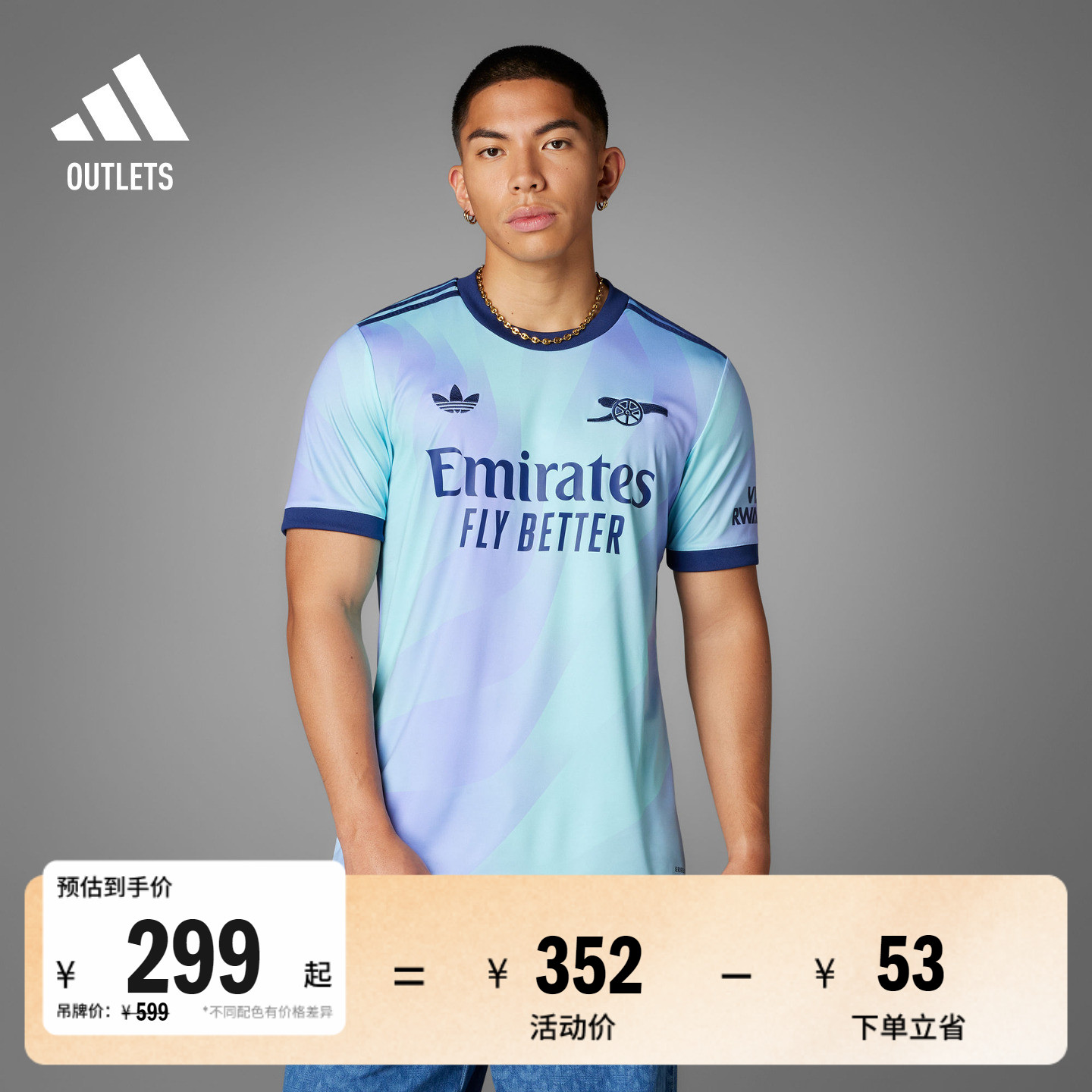 采用圆领设计，穿着舒适