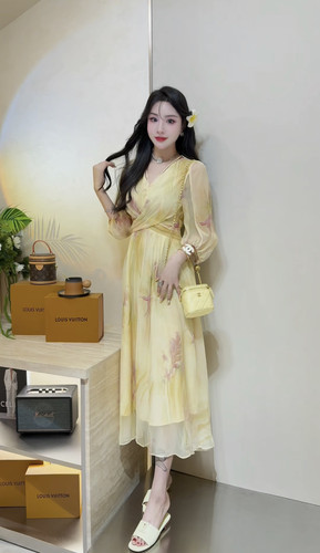 轻奢减龄收腰真丝碎花连衣裙女2025夏季新款鎏金晕染交叉设计长裙