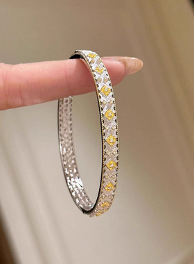 奢华高端设计雕刻黄色四叶草拉丝手镯时尚高级感手环配饰精致款女