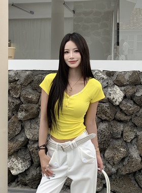 3MER哦哦三妹黄色正肩纽扣短袖T恤女2025夏季新款修身显瘦v领上衣