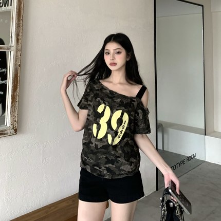 3MER哦哦三妹 美式复古迷彩辣妹斜肩短袖T恤女夏小众设计露肩上衣