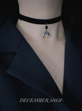 新款月牙锁骨链天鹅绒月亮吊坠禁欲约会表演配搭颈带choker项圈女