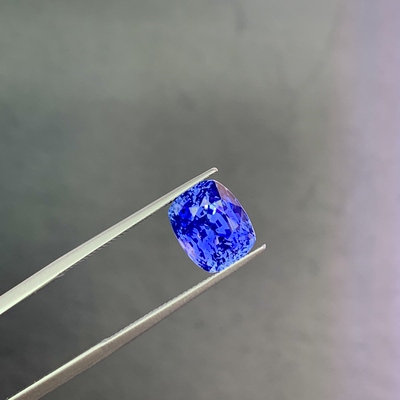 4.63克拉天然无烧矢车菊蓝宝石 干净玻璃体火彩爆闪颜色浓艳