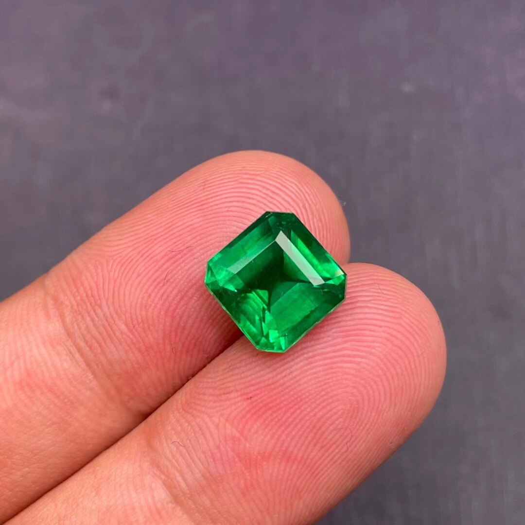 4克拉天然微油祖母绿 切工完美玻璃体 色泽浓郁艳 附grs证书