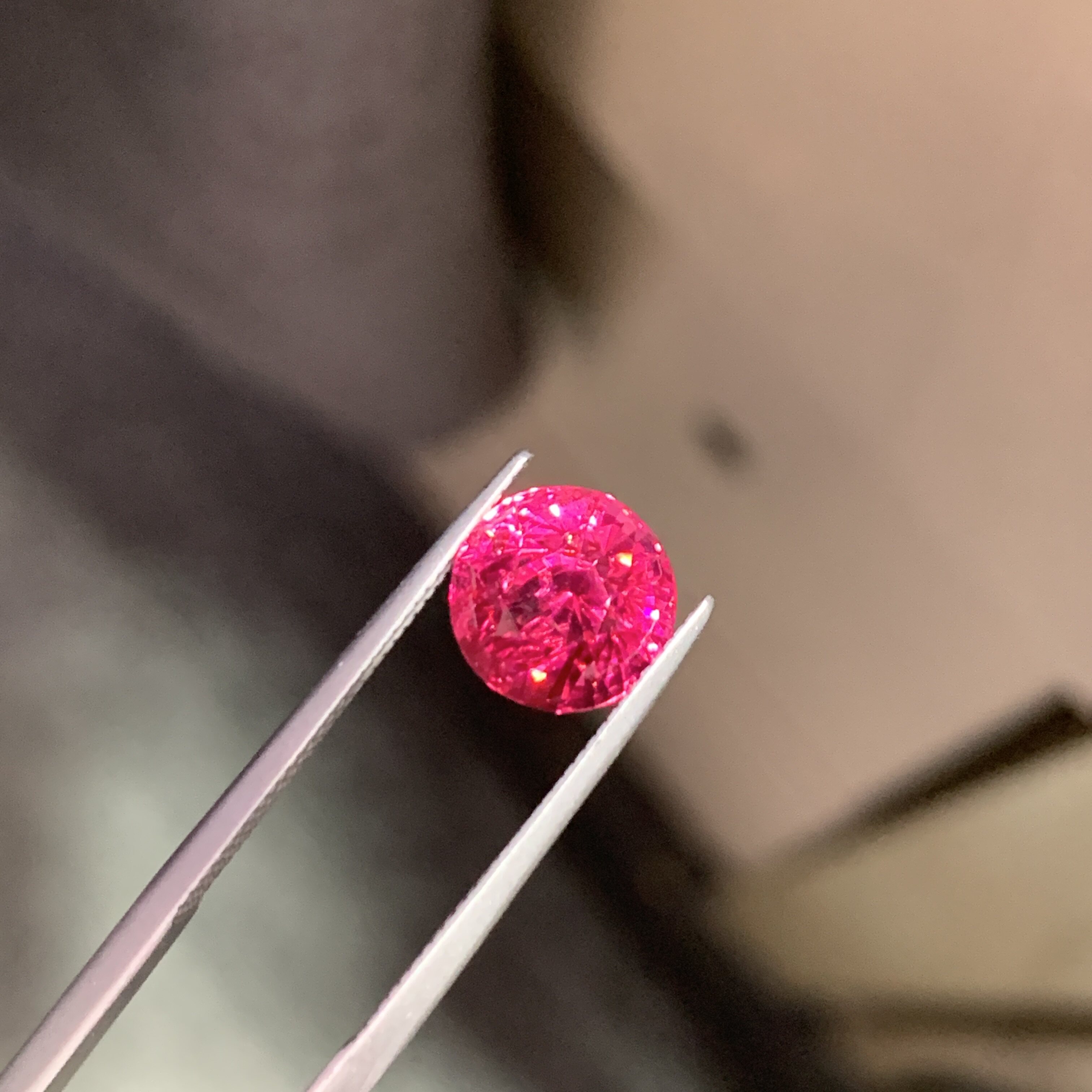 2.58克拉天然精品马亨盖尖晶石 正圆切工颜色浓艳满火彩 吉尔德