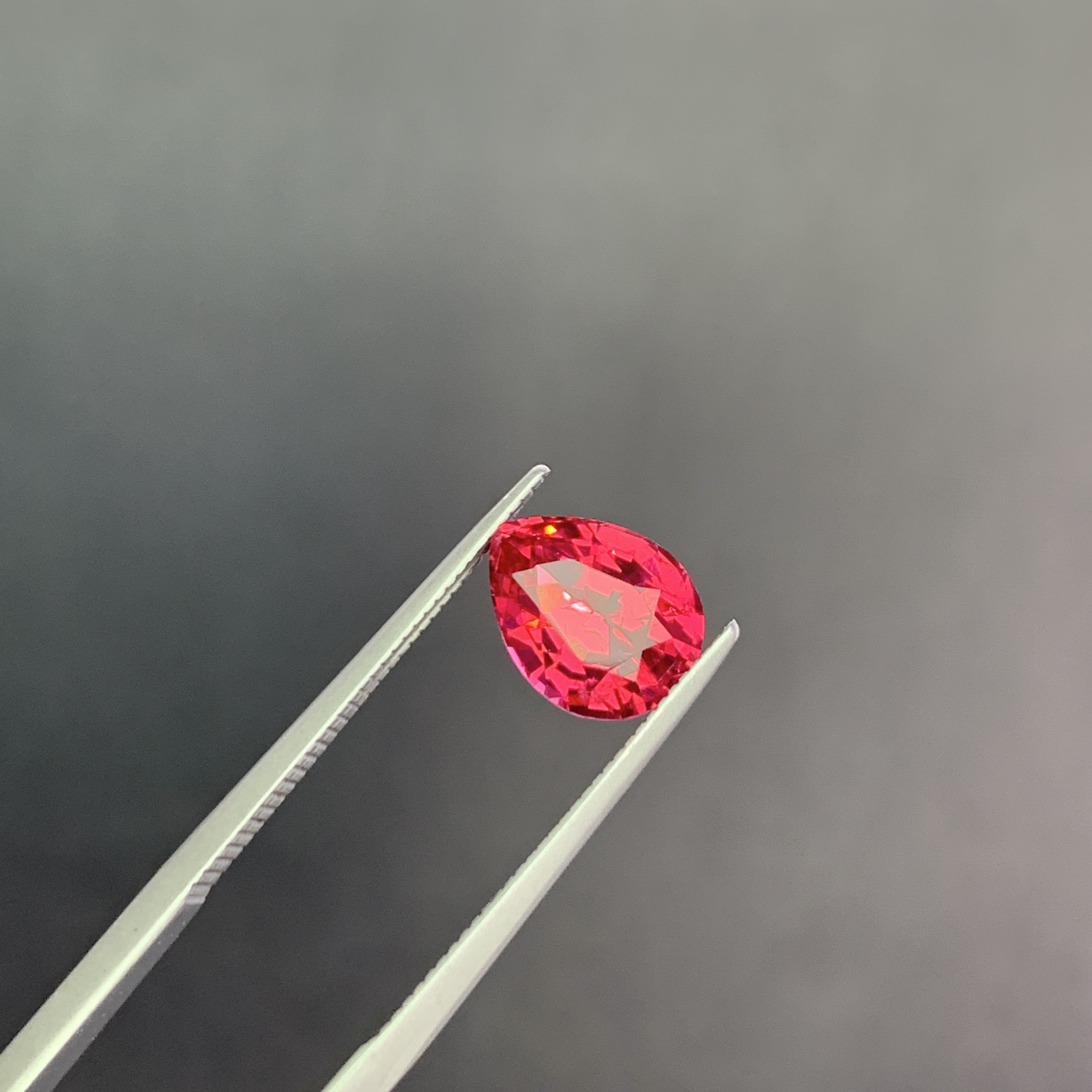 2.06克拉天然精品马亨盖尖晶石 水滴切工玻璃体 颜色浓艳满火彩