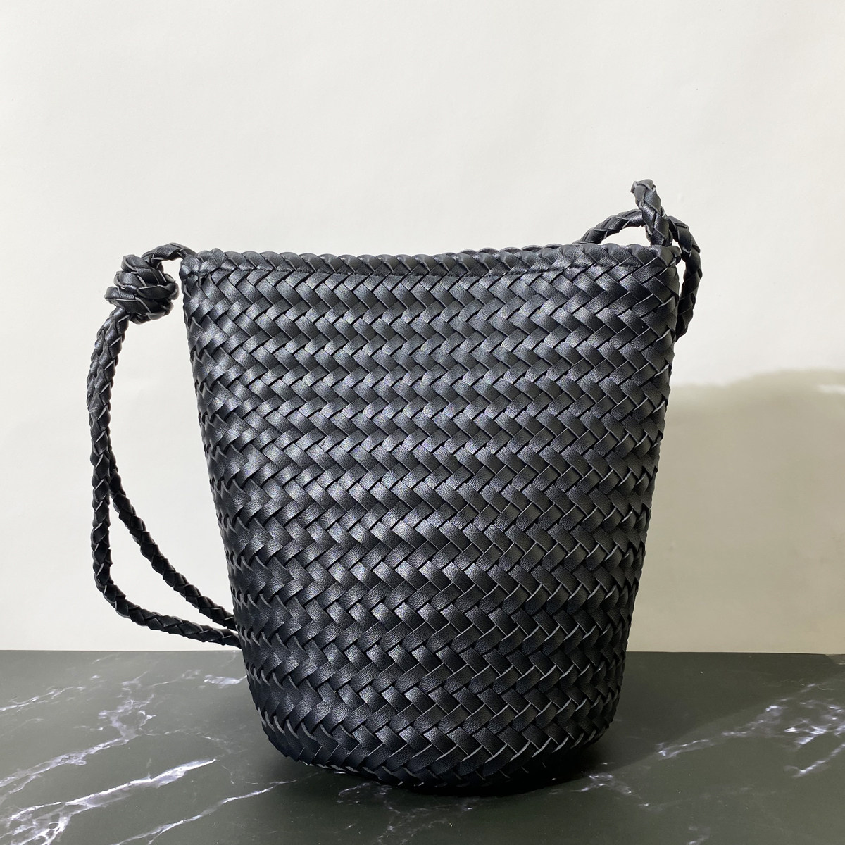 复古手工编织水桶包2025新款个性质感小号肩带可调手提单肩腋下包