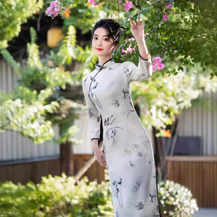 2026秋季新款雪尼尔印花长款旗袍白色国风水墨画旗袍立领修身旗袍