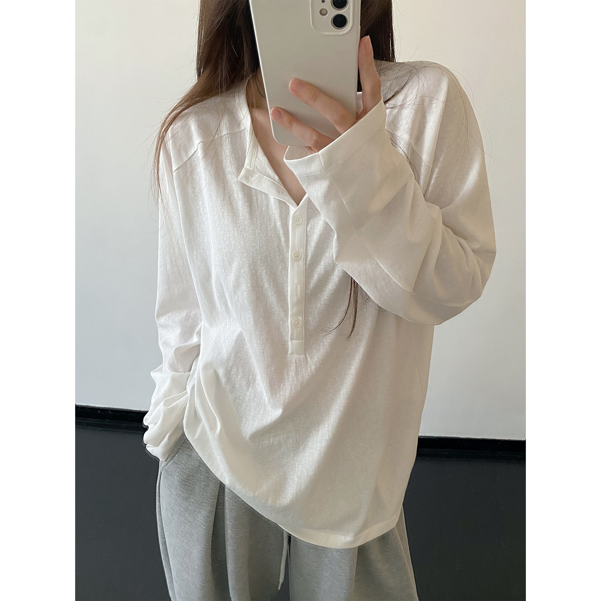 白色亨利领长袖t恤女百搭慵懒风图片