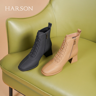 哈森冬季新款羊皮短靴复古粗跟短靴绑带时装靴女百搭HA226633