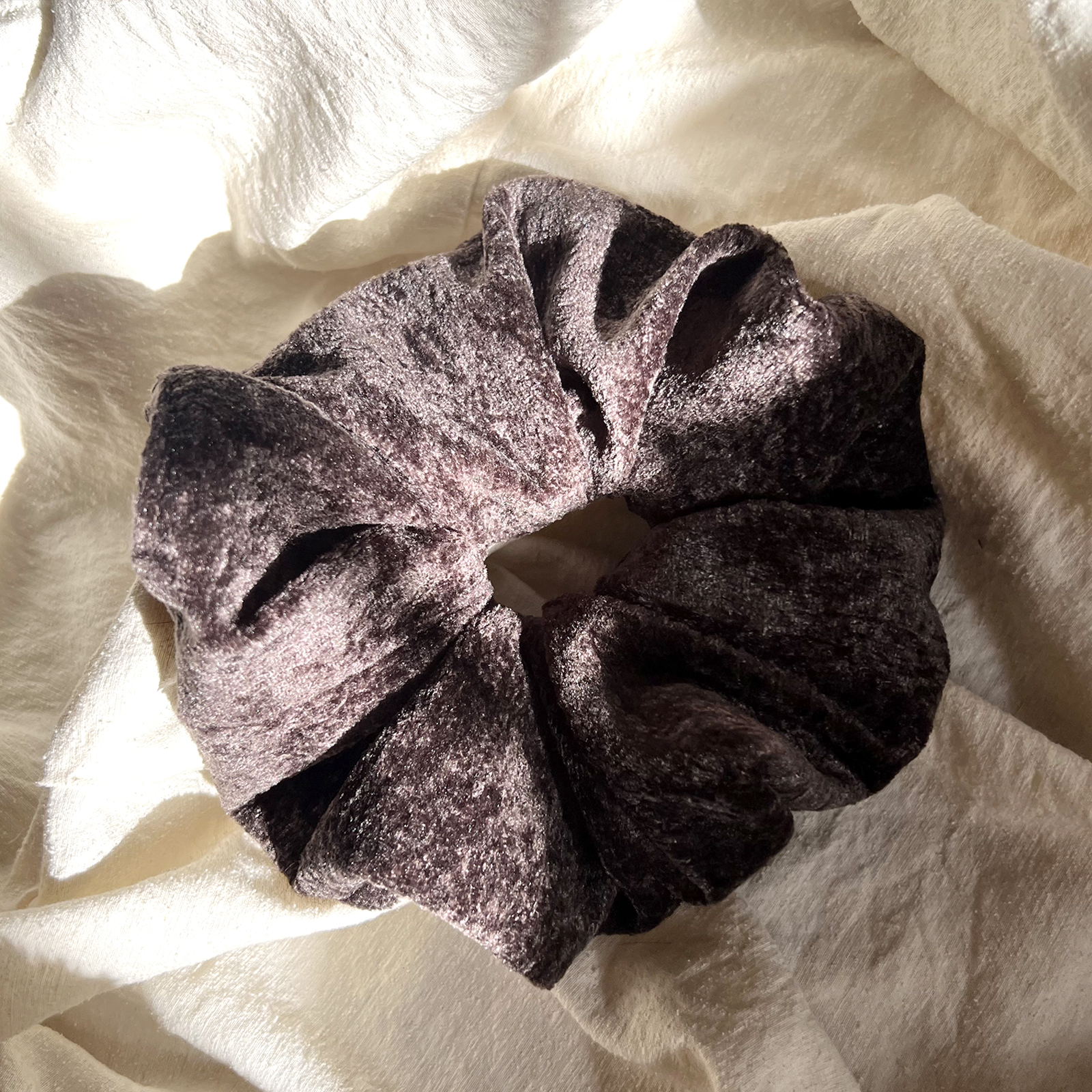 暗灰色丝绒纯色毛绒大肠发圈