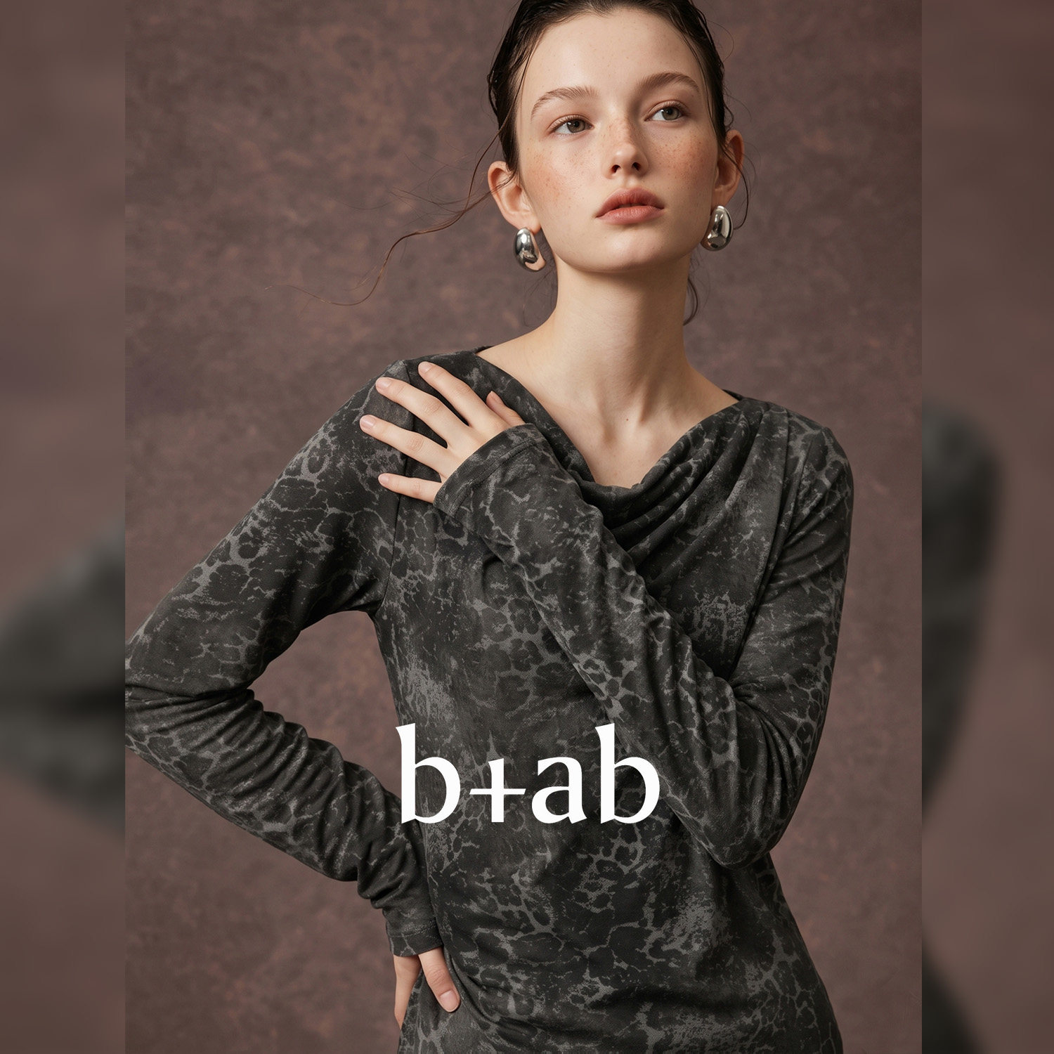 it b+ab 2026秋季新款深灰色T恤女斜领印花修身显瘦长袖打底上衣