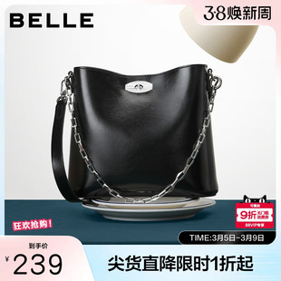 百丽包包女秋季新品简约通勤休闲油蜡质感单肩斜挎水桶包JY138CX4