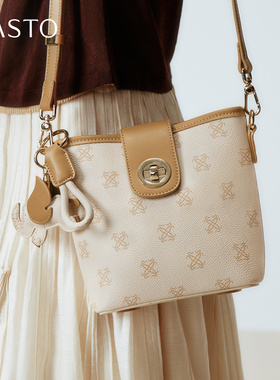 百思图2025秋季新款商场同款水桶包简约复古斜挎包女TY040CX5