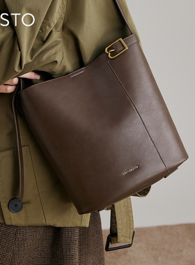 百思图冬季新款简约时尚通勤水桶包单肩包女X3584DX4