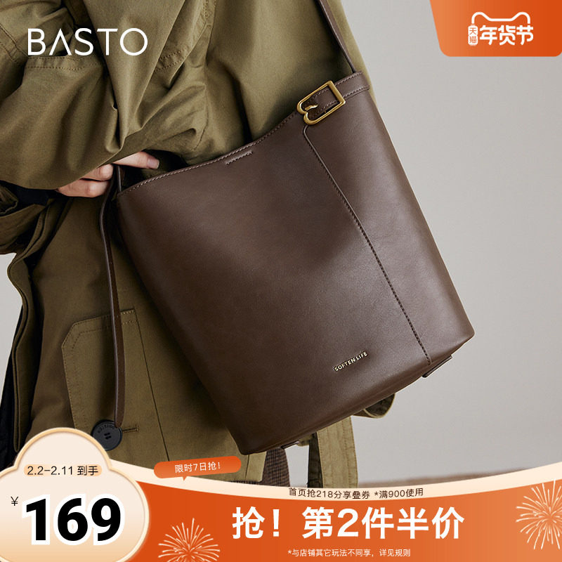 百思图冬季新款简约时尚通勤水桶包单肩包女X3584DX4