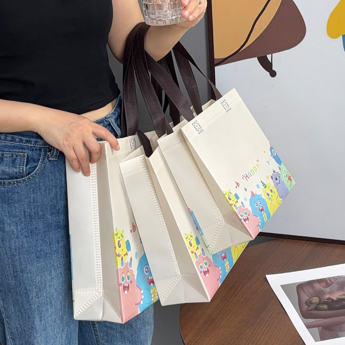 新款卡通可爱小怪兽手提袋女装服装店无纺布包装袋子定制印刷LOGO