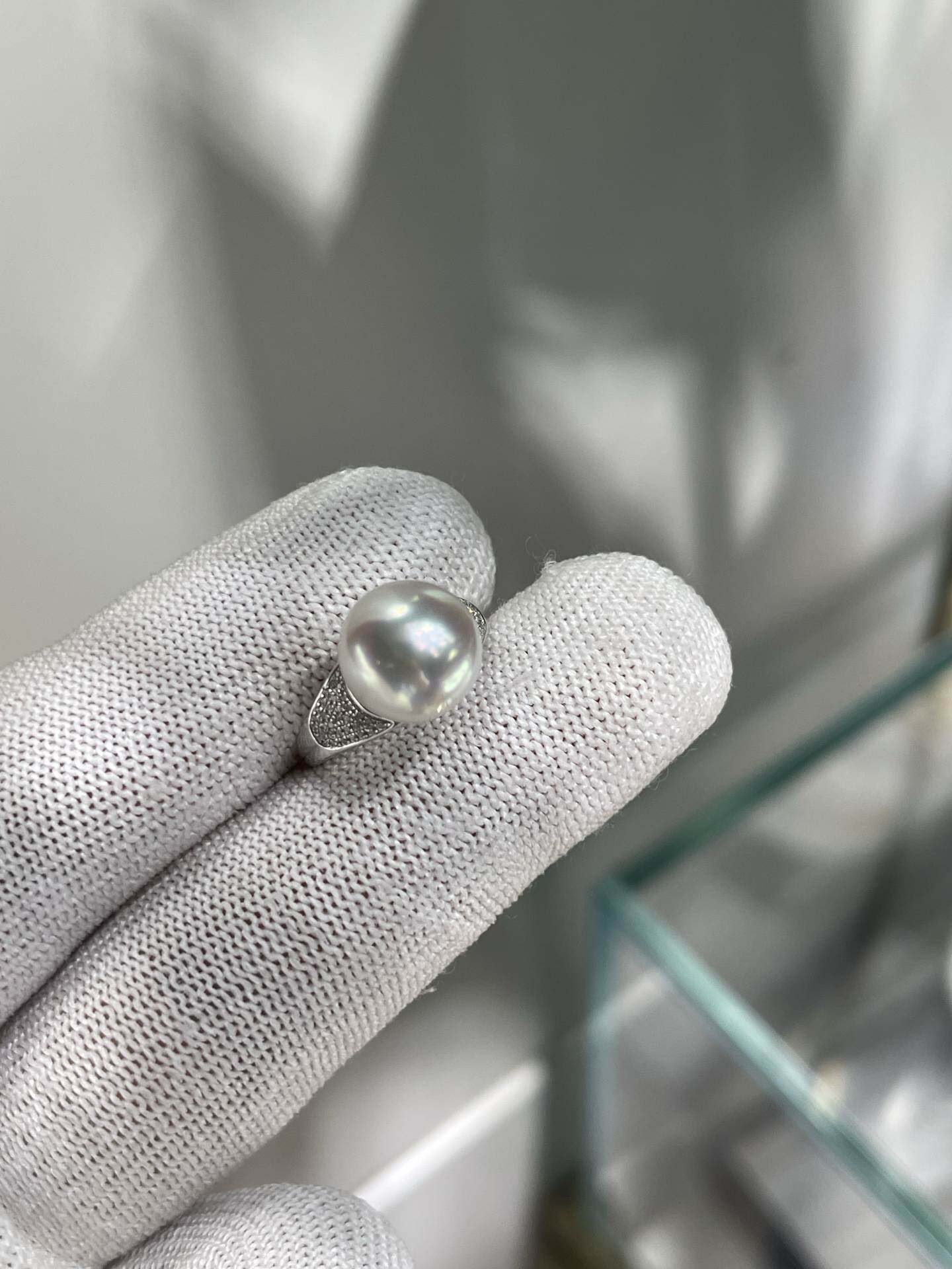 完美无瑕 10.88mm超级宝石光澳白戒指 款式经典，18k天然钻石镶嵌