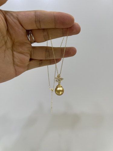 瑕疵度干净，浓金12.38mm南洋金珠吊坠 经典鸢尾花设计