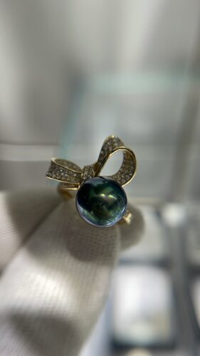 绝色10～11mm大溪地孔雀蓝戒指 18k天然钻石镶嵌 大蝴蝶丝带设计
