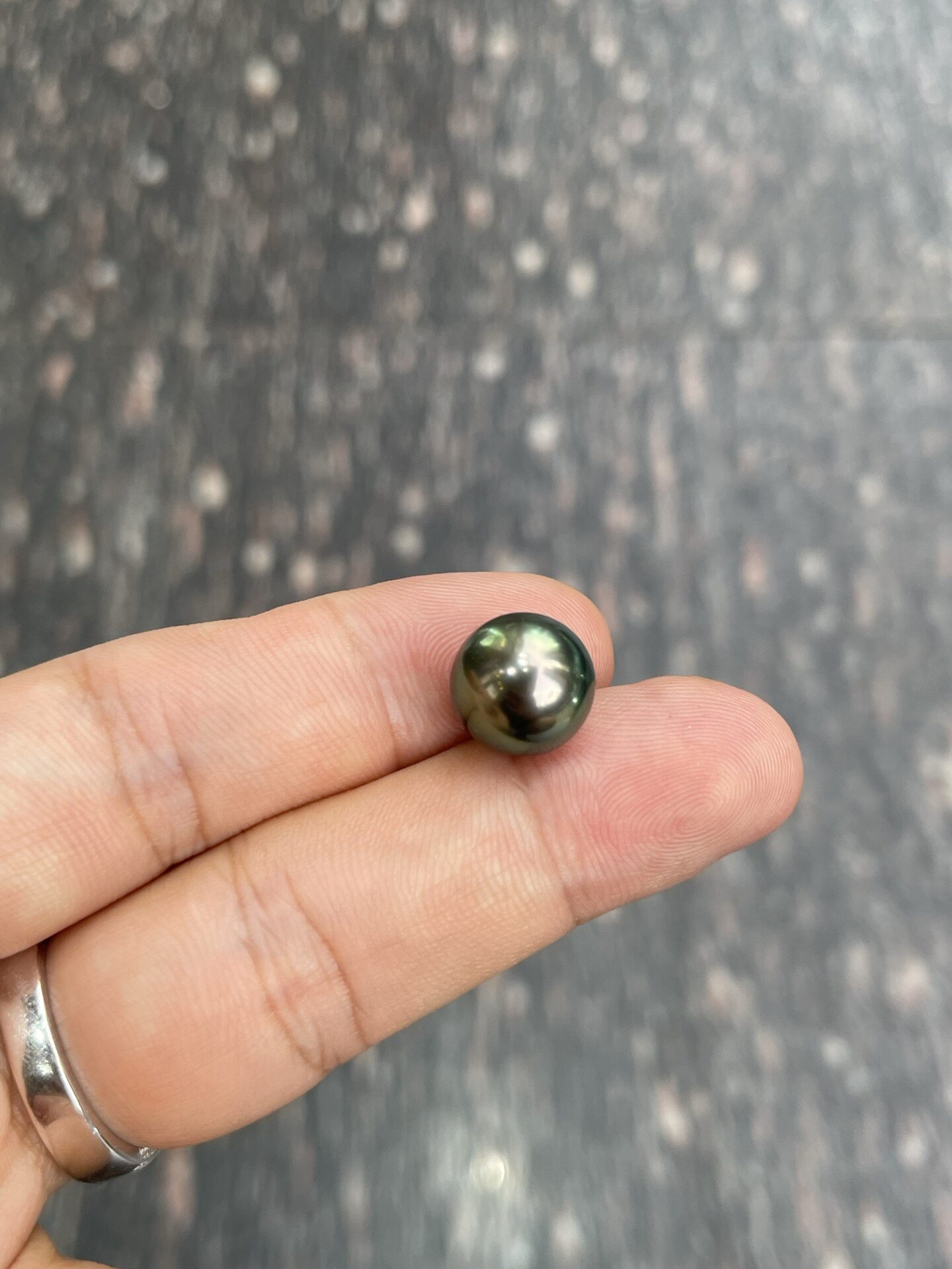 正圆12.59mm大溪地孔雀绿裸珠 大面干净，油亮满满！！图片