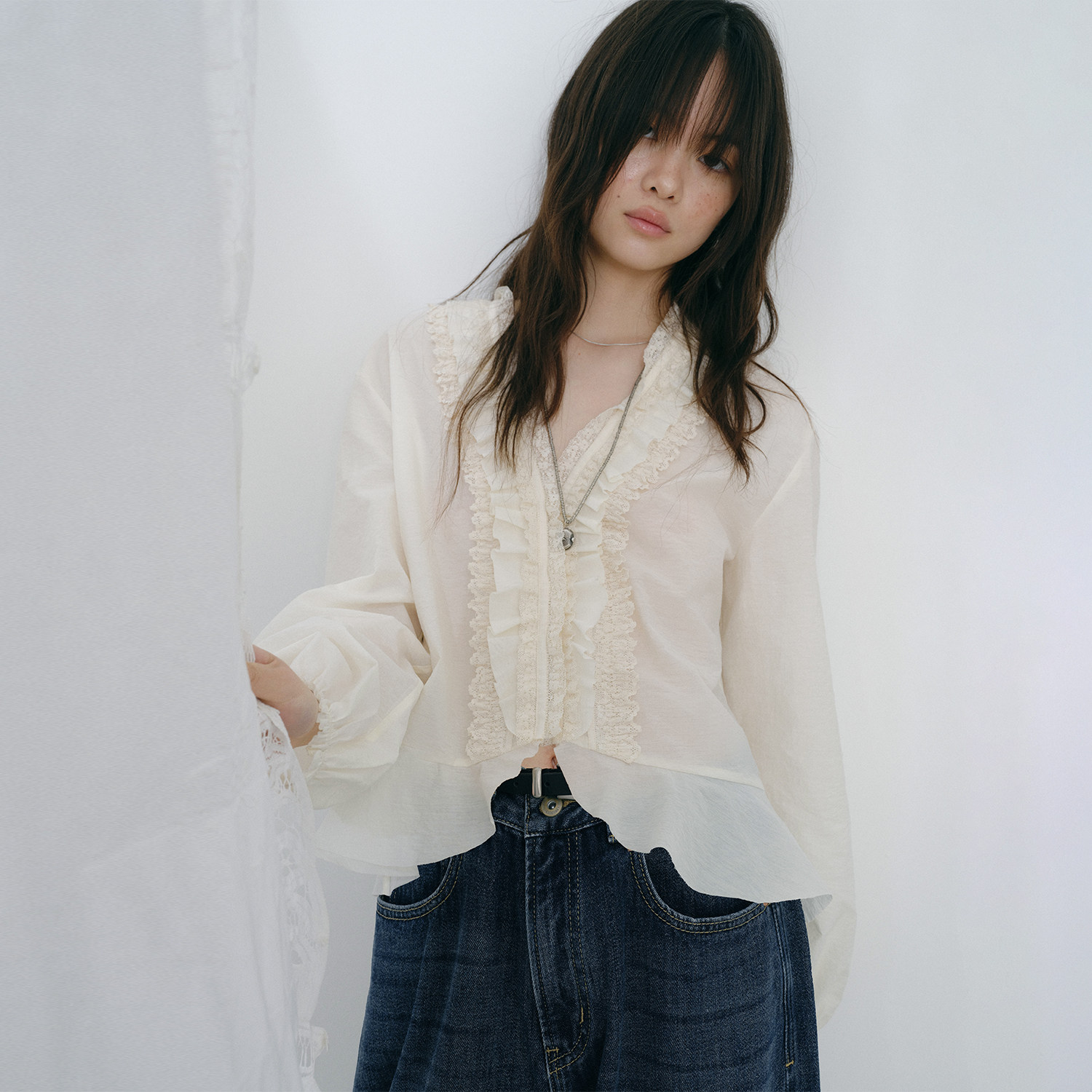 一方二集 “浪漫仲夏夜”木耳边蕾丝花边拼接V领罩衫衬衫