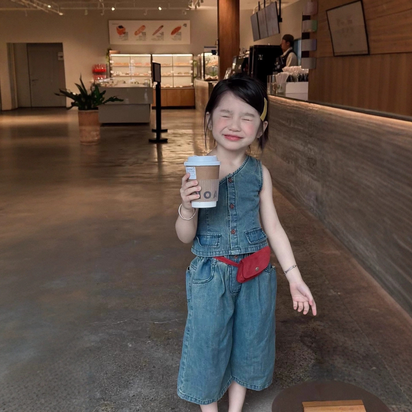 炸街赫本女童韩版牛仔吊带漏肩背心阔腿裤两件套2025夏季新款童装