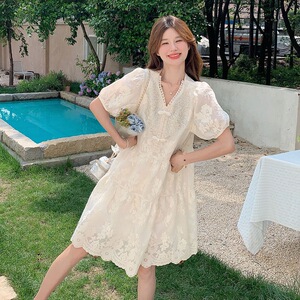 新中式蕾丝刺绣连衣裙女2026夏季新款独特漂亮减龄小个子显瘦裙子