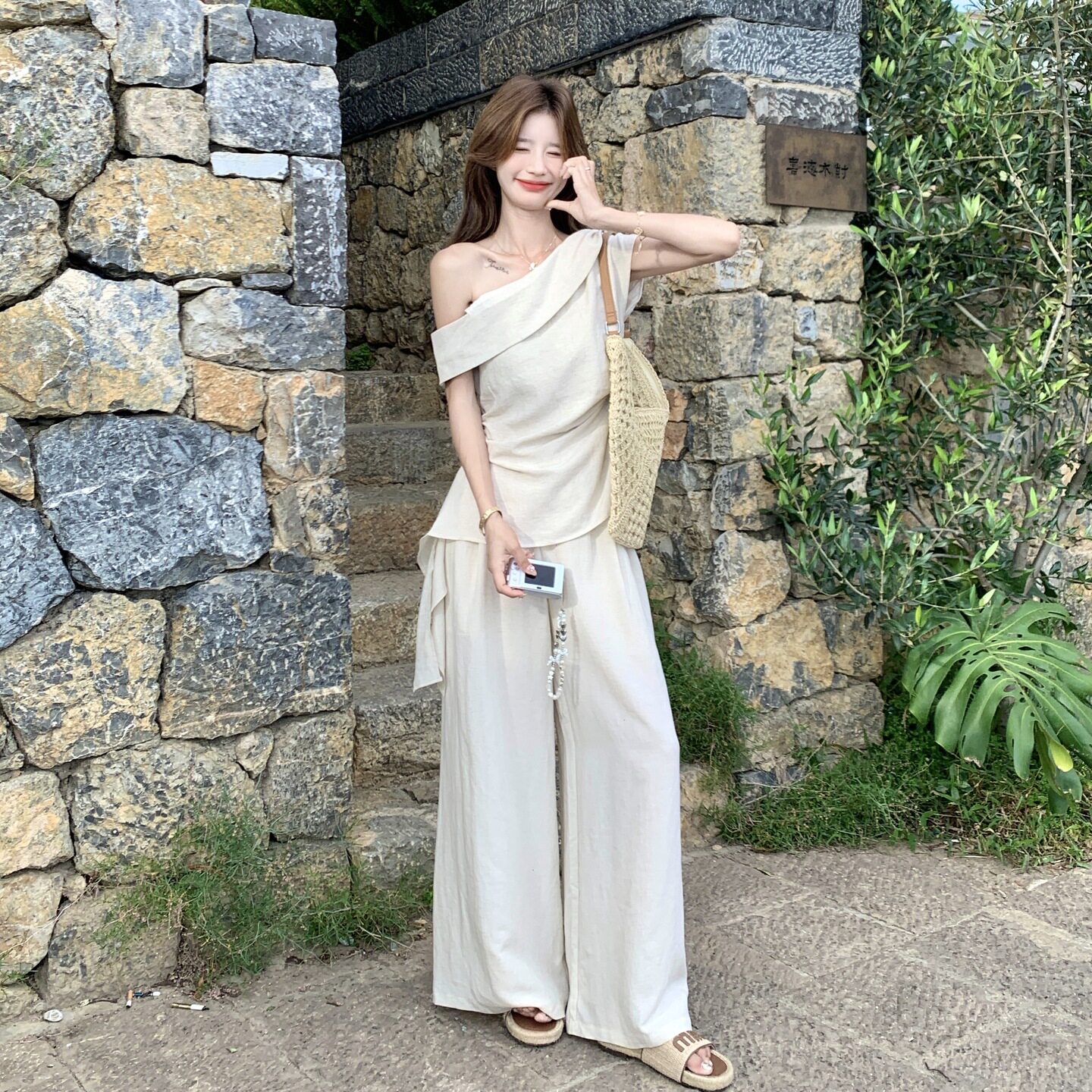 亚麻色一字肩上衣阔腿裤套装女2026夏季新款设计感禅意风两件套