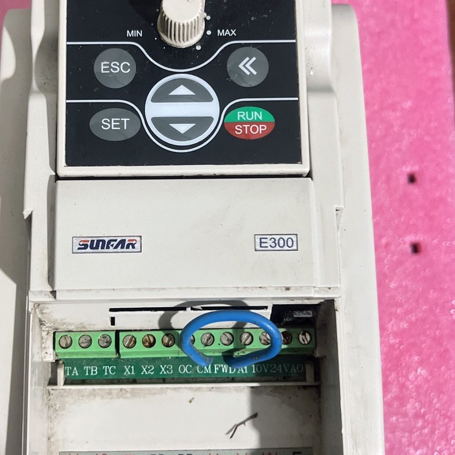 四方变频器:E300-2s0015L 2.9kva7.5a拆