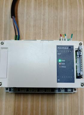 PLC-FLS-A工业控制器 白色外壳 带绿色电源指示灯。外