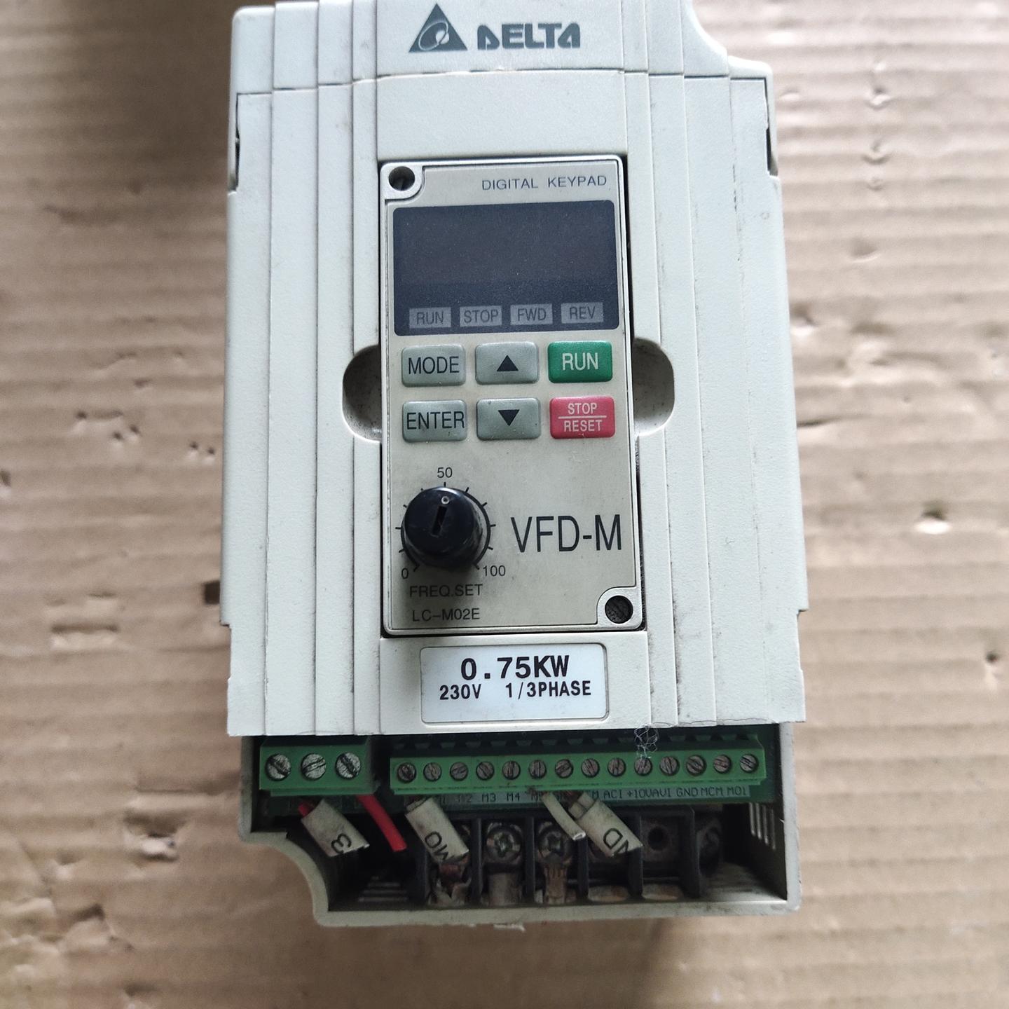 台达VFD007M21A变频器0.75KW220V变频器 功