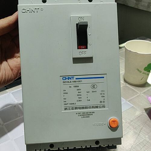 DZ15LE-100/4901三相四线漏电保护器