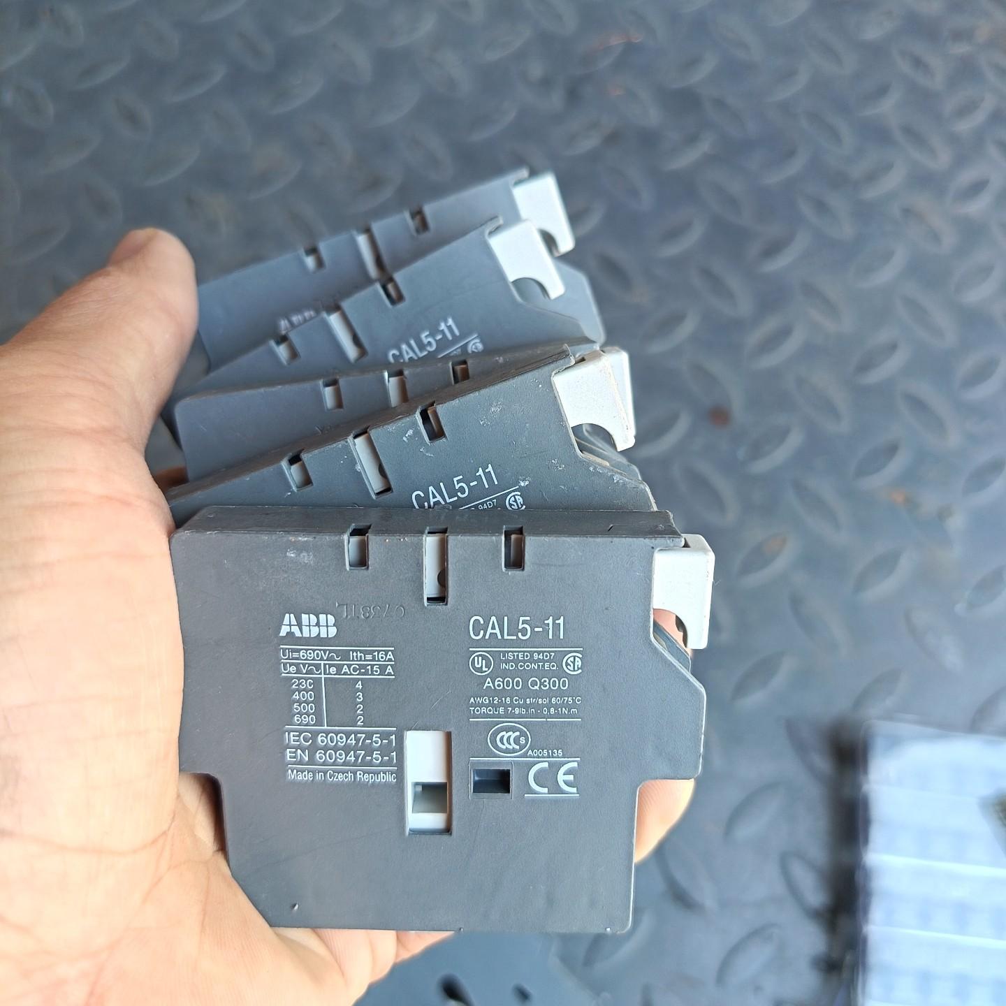 接触器辅助触点CAL5-11  工程剩余 成色