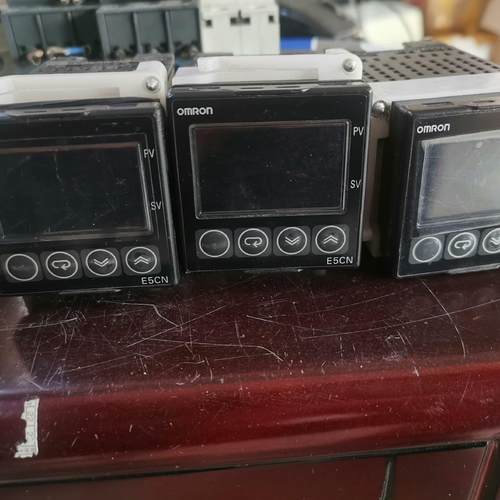 温控器E5CN-Q2MT-500 拆机成色如图所示 功