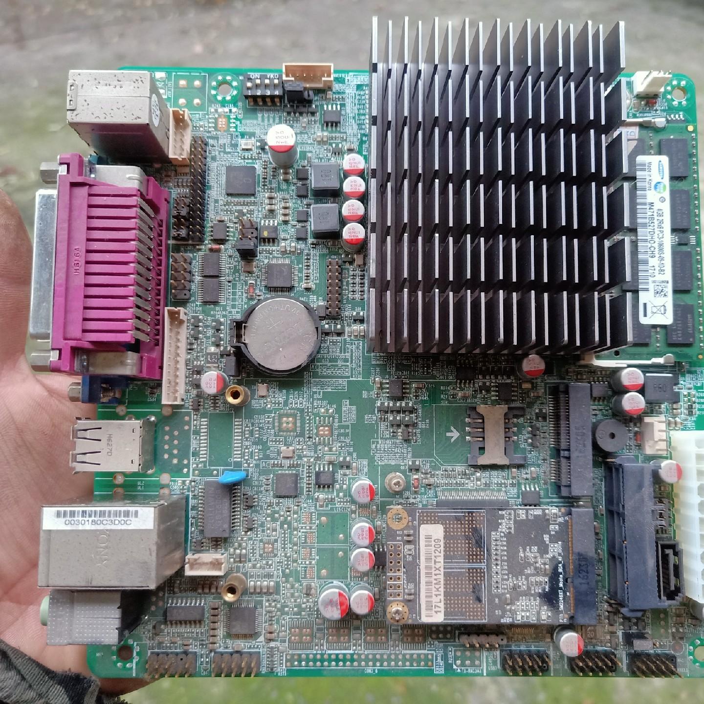 J1800主板，尺寸：17X17，有2款主板，