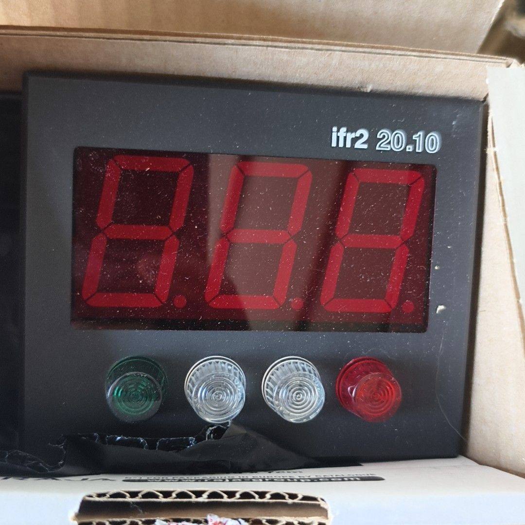 ifr2 20.10显示器 红色LED数码管 带4个指示灯。
