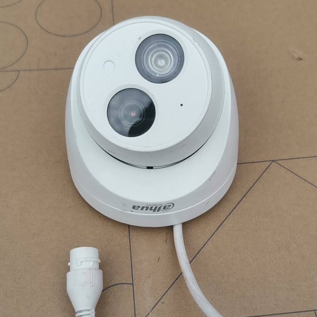 DH-IPC-HDW1235C-A-V2网络摄像机，实物