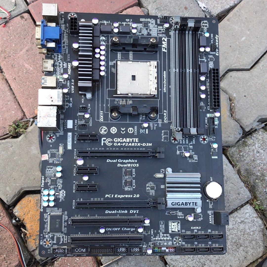 GIGABYTE GA-F2A85X-D3H主板。FM2接口