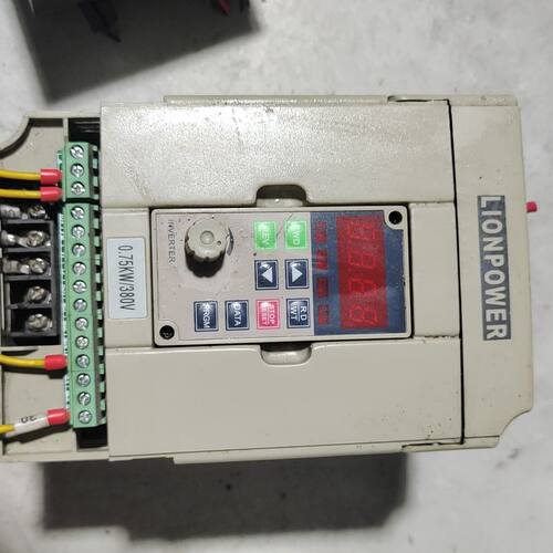 三晶VR75M3变频器 0.75KW 380V 功能完好