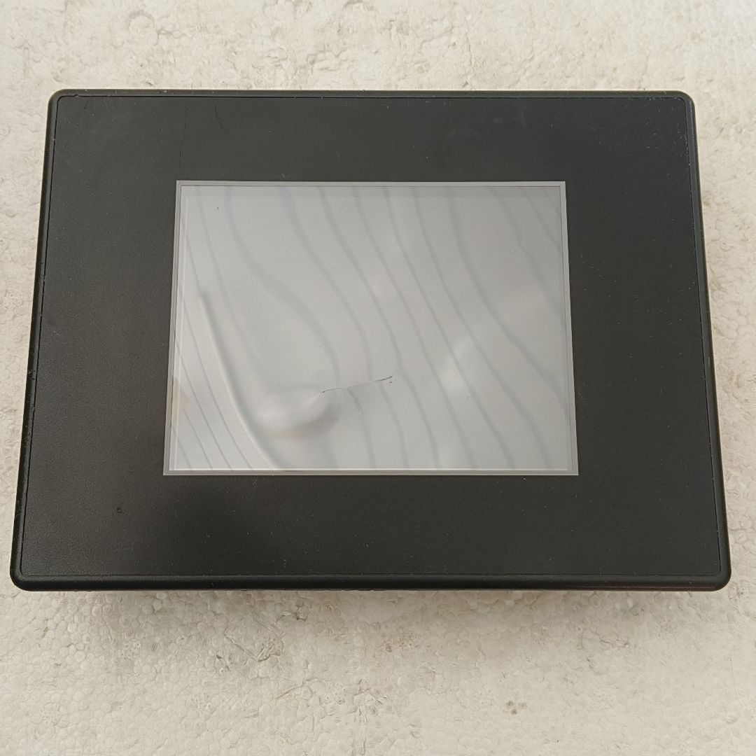 触摸屏EA7-S6M+11X28B027。屏幕正中有一点