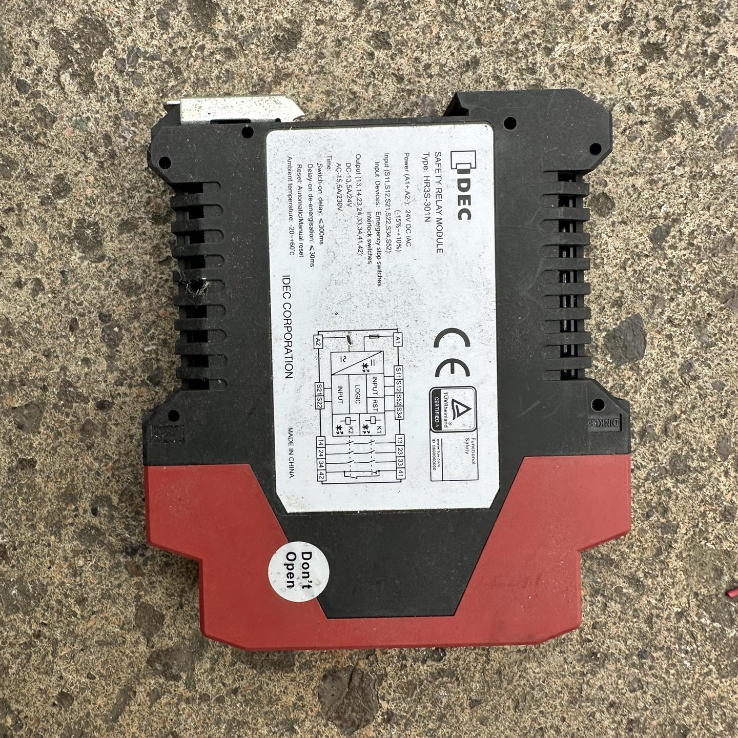 IDEC安全继电器模块HR3S-301N 拆机