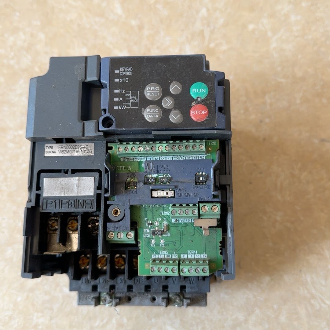 变频器FRN0002E2S-4C 实物拍摄 成色不咋样。