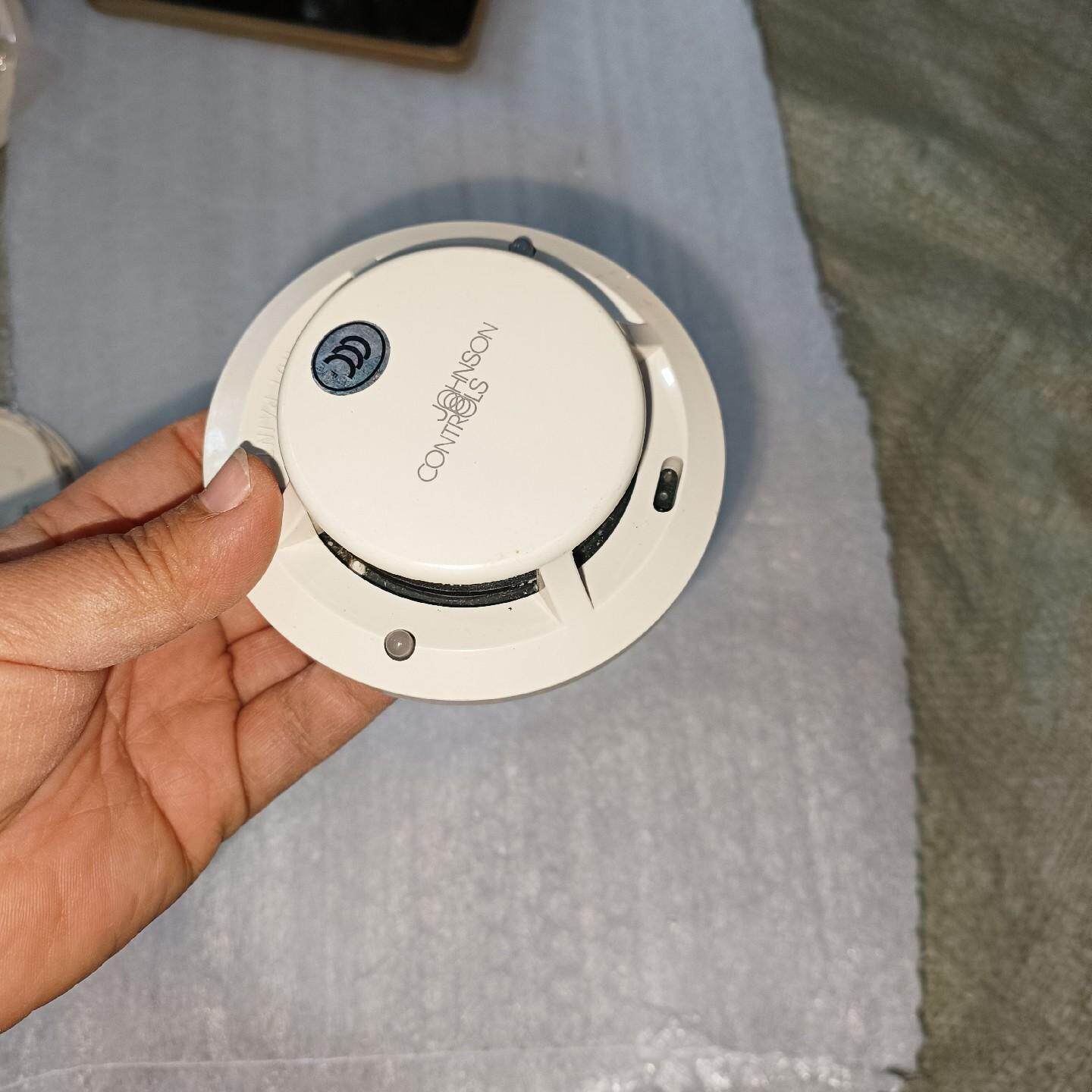 江森2251J烟感，有27套，带底座，实物拍摄，拆机设备标签