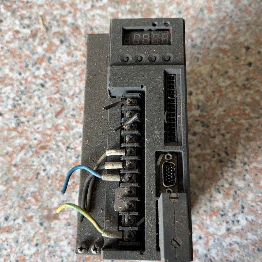 伺服驱动器DS2-22P3-AS 2.3KW 实物如图。