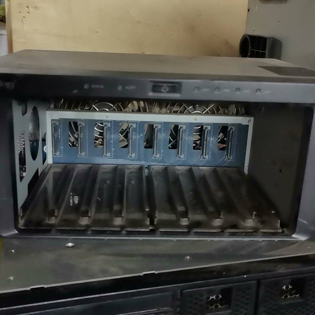 群晖 8盘位NAS  Ds1815+ 成色如图实物图拍摄 机