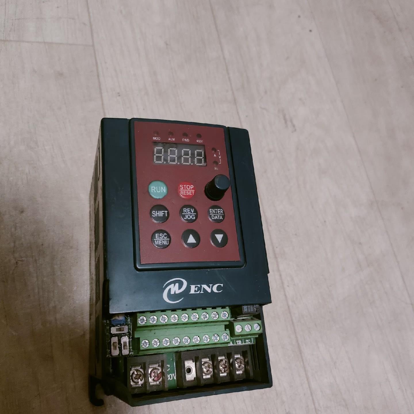 易能变频器，EDS800-2S0007，功率0.75KW,单