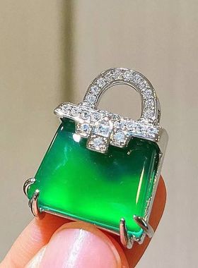 玉髓玛瑙小包吊坠冰透起光高品质帝王绿绿玉髓玛瑙吊坠送链子