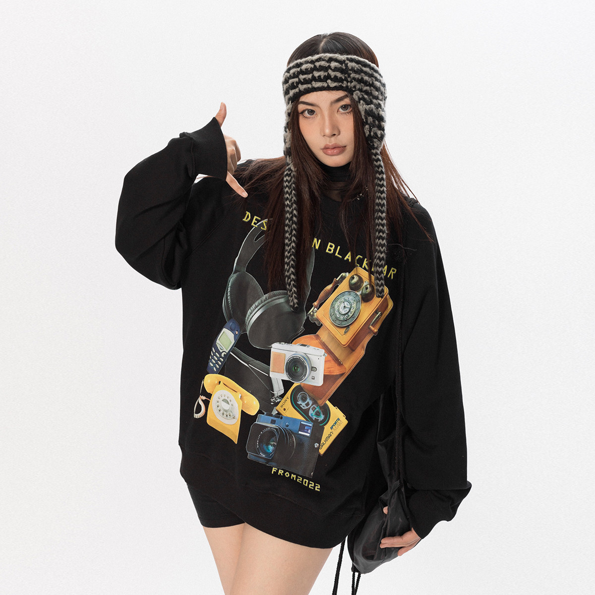 BLACKBB/数码未来感美式复古印花圆领套头卫衣男女22棉感休闲上衣属于什么档次？